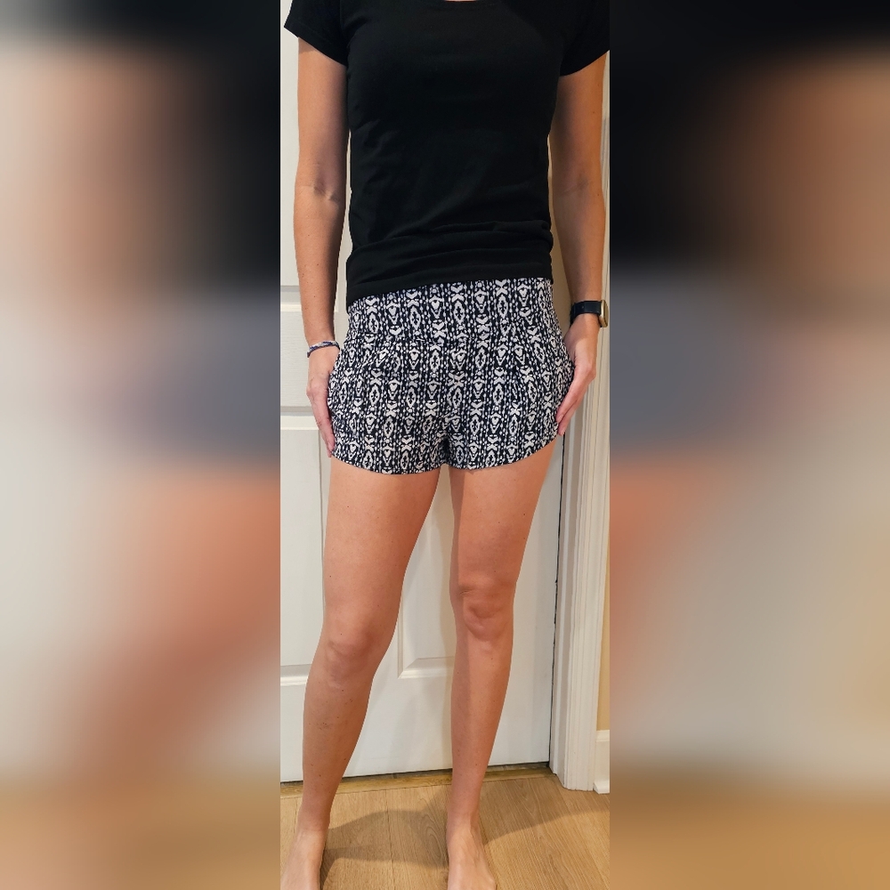 KIRRA soft flowing Shorts in Size L Black & White Model 6'1"
